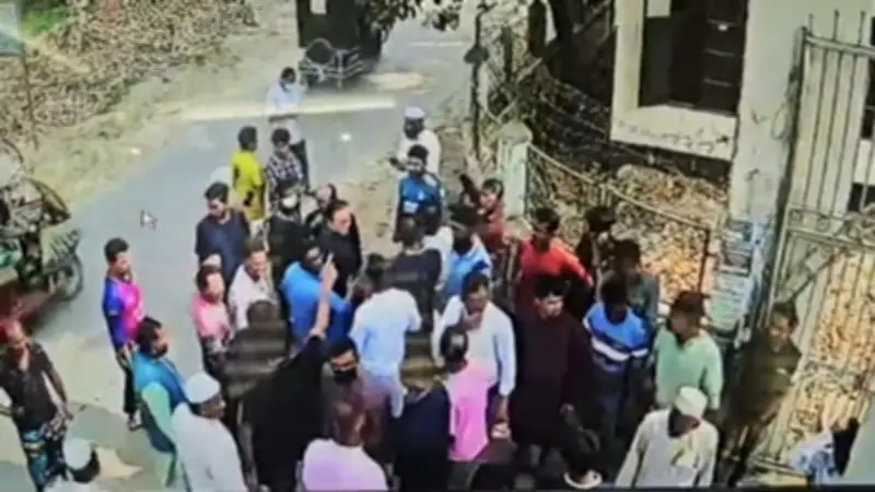 বিএনপির হাতাহাতি থেকে আওয়ামী লীগের পতাকা উত্তোলন: রাজনৈতিক উত্তেজনা দেশজুড়ে