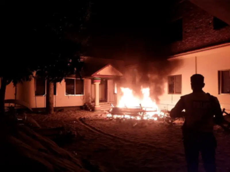 শিবপুরে জমি বিরোধে হামলার গুজবে অভিযুক্তের বাড়িতে হামলা ও অগ্নিসংযোগ