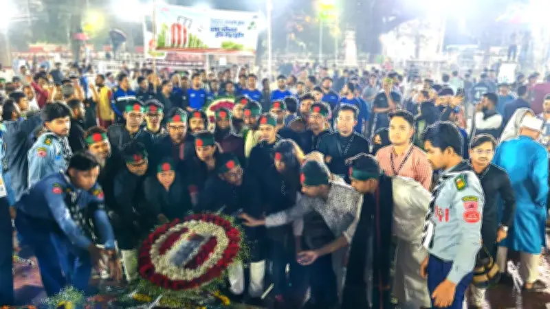 একুশের প্রথম প্রহরে শহীদ মিনারে প্রথম আলো বন্ধুসভার পুষ্পাঞ্জলি অর্পণ