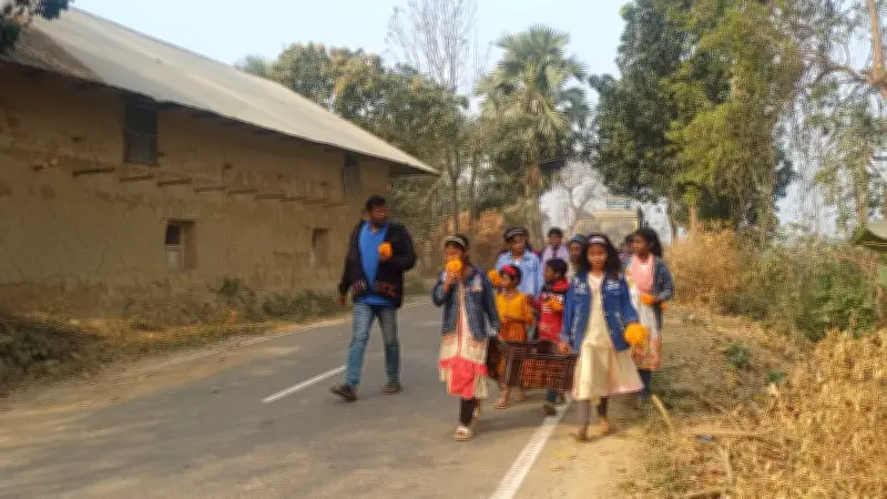 কৃষক মনিরুজ্জামানের ভাষা দিবস উদযাপন: শিশুদের নিয়ে ফুল তুলে শহীদ মিনারে শ্রদ্ধা