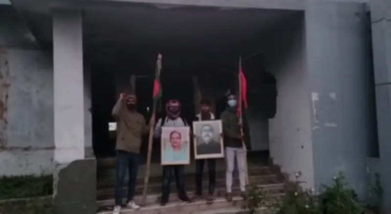 রাজশাহীতে নিষিদ্ধ ছাত্রলীগের নেতা-কর্মীদের স্লোগান: পরিত্যক্ত আওয়ামী লীগ কার্যালয়ে ঘটনা