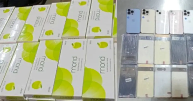 চট্টগ্রাম বিমানবন্দরে যাত্রীর কাছ থেকে চোরাচালান সিগারেট ও মোবাইল জব্দ