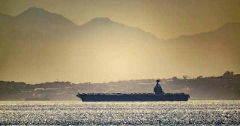 মধ্যপ্রাচ্যে শক্তি বৃদ্ধি: ইরানের বিরুদ্ধে সীমিত হামলার আশঙ্কায় ট্রাম্প পাঠালেন বিশাল রণতরি