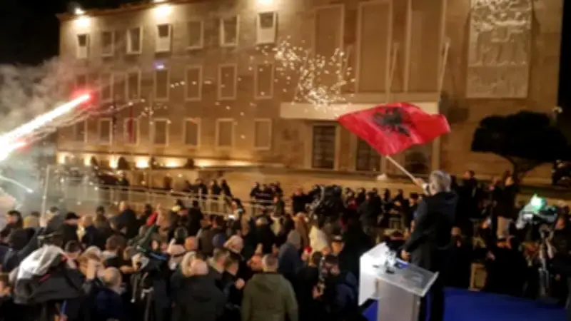 আলবেনিয়ায় প্রধানমন্ত্রীর পদত্যাগের দাবিতে বিক্ষোভ, সংসদ অধিবেশন বসছে নতুন শহীদ মিনারে