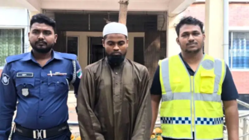 ফেসবুকে নারীর নামে ভুয়া আইডি খুলে প্রতারণা, আরবি শিক্ষক গ্রেপ্তার