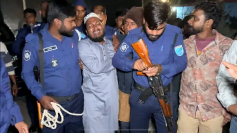 রাজবাড়ীতে প্যারোলে মুক্তি পেয়ে পুলিশি পাহারায় রশি বাঁধা অবস্থায় বাবার জানাজায় ছাত্রদল নেতা