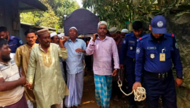 কারাগারে বন্দি দুই ভাই প্যারোলে মুক্তি পেয়ে মায়ের দাফনে অংশ নিলেন