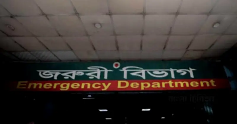 যাত্রাবাড়ির জুরাইনে লেগুনা-মিনিবাস সংঘর্ষে দুজনের মৃত্যু, আহত অবস্থায় ঢামেকে নেয়ার পর মৃত ঘোষণা