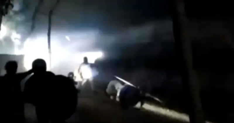 মাদারীপুরে আধিপত্য বিরোধে টর্চলাইট জ্বালিয়ে সংঘর্ষ, হাতবোমা বিস্ফোরণে আতঙ্ক