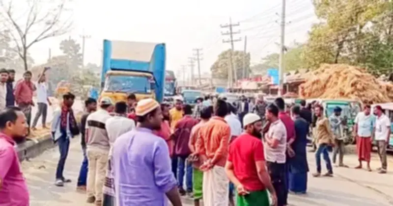 ত্রিশালে চাঁদা আদায় বন্ধের দাবিতে সিএনজি চালকদের মহাসড়ক অবরোধ, যানজটে জনদুর্ভোগ
