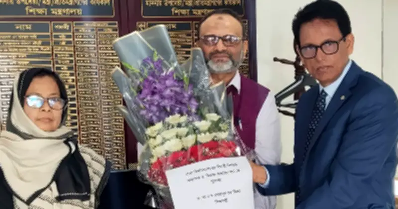 ঢাকা বিশ্ববিদ্যালয়ের উপাচার্য অধ্যাপক নিয়াজ আহমদ খান পদত্যাগপত্র জমা দিয়েছেন