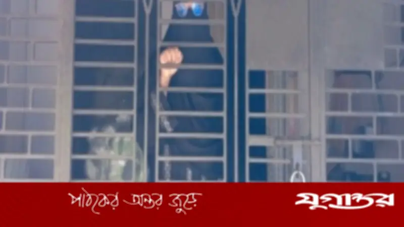 স্ত্রীর স্বীকৃতির দাবিতে বিষের বোতল হাতে অনশনে গণ বিশ্ববিদ্যালয়ের শিক্ষার্থী