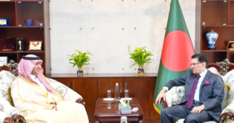 সৌদি রাষ্ট্রদূতের সাক্ষাৎ: বাংলাদেশিদের জন্য ১৪ লাখ ভিসার ঘোষণা, সম্পর্ক জোরদারের অঙ্গীকার