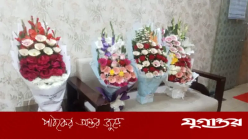 পরিকল্পনামন্ত্রী আমীর খসরু মাহমুদ চৌধুরীর ফুল নিতে অস্বীকৃতি, বললেন 'কাজ বেশি, কথা কম'