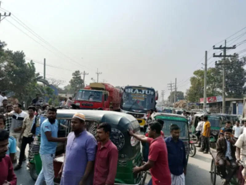 ময়মনসিংহে সিএনজি চালকদের বিক্ষোভ: অতিরিক্ত চাঁদা আদায় বন্ধের দাবিতে মহাসড়ক অবরোধ
