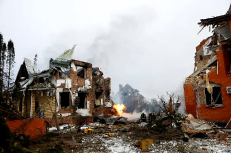 কিয়েভে রাশিয়ার ব্যালিস্টিক ক্ষেপণাস্ত্র হামলা: আহত নারী-শিশু, আবাসিক ভবনে আগুন