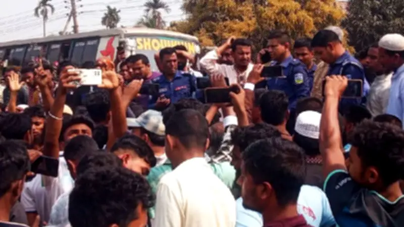 চাঁদা আদায় প্রতিবাদে মহাসড়ক অবরোধ, আফগানিস্তানে পাক হামলায় নিহত ১৭