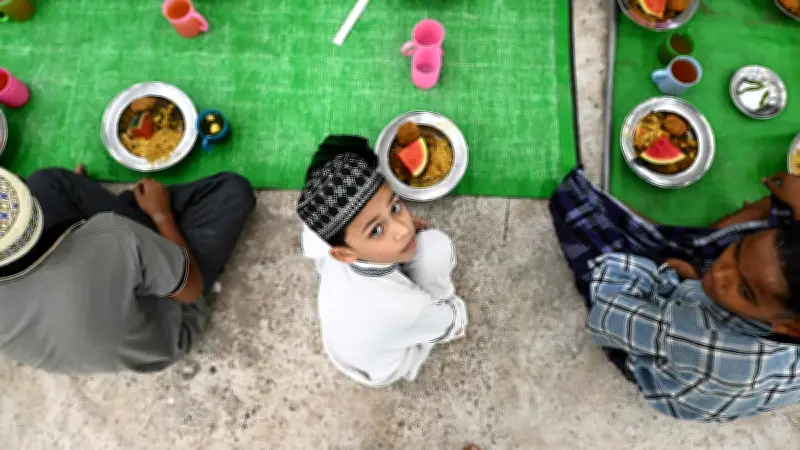 রমজানে বিশ্বজুড়ে ইফতারের মাহাত্ম্য: ধ্বংসস্তূপ থেকে উৎসবের ছবি