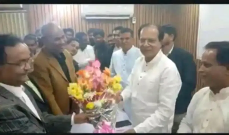 লালমনিরহাটে আওয়ামী লীগের দুই নেতা মন্ত্রী আসাদুল হাবিব দুলুকে ফুলেল শুভেচ্ছা জানালেন