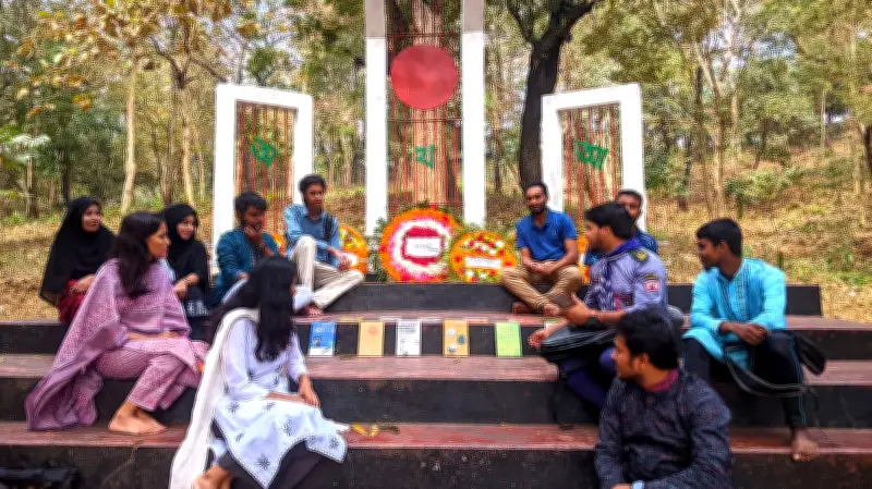 মুরারিচাঁদ কলেজে ভাষা দিবসে বই প্রদর্শনী: 'বইয়ের ভাঁজে বেঁচে থাকুক বর্ণমালা'