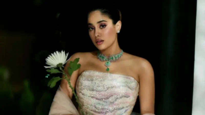 হাল ফ্যাশনের নতুন সংযোজন: সেলিব্রিটি লুকের মাধ্যমে ট্রেন্ডসেটিং স্টাইল