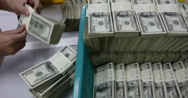 বাংলাদেশ ব্যাংকের ডলার সংগ্রহ: রিজার্ভ ৩০ বিলিয়ন ছাড়ালো, রেমিট্যান্স প্রবাহে শক্তি