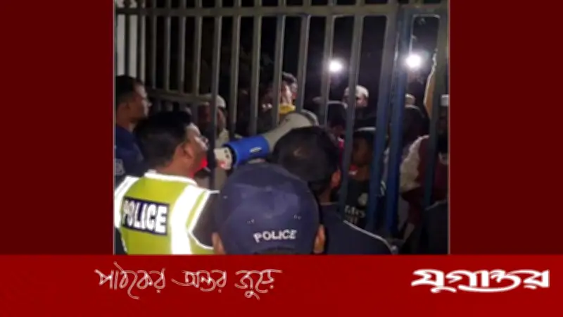 পটুয়াখালীর দুমকিতে চুরির চেষ্টাকালে কিশোর আটক, থানা ফটকে ব্যবসায়ীদের বিক্ষোভ