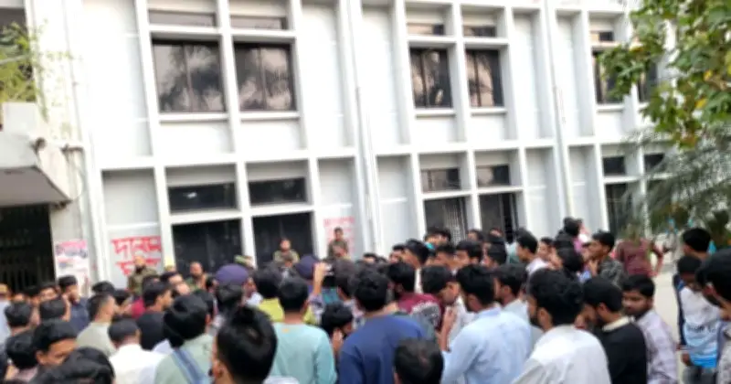 গোপালগঞ্জ বিজ্ঞান ও প্রযুক্তি বিশ্ববিদ্যালয়ে প্রক্টর পরিবর্তনে ছাত্রদলের দুই গ্রুপের সংঘর্ষ, আহত দুই নেতা