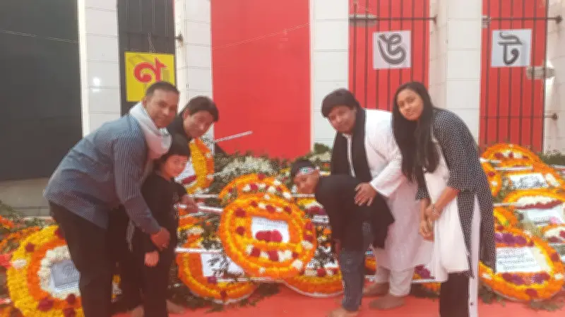 মুন্সিগঞ্জ বন্ধুসভার শ্রদ্ধা: শহীদ মিনারে ভাষাশহীদদের স্মরণে পুষ্পস্তবক অর্পণ