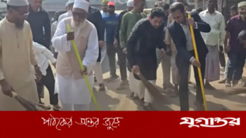 নবনির্বাচিত এমপি শাহজাহান চৌধুরীর ঝাড়ু হাতে রাস্তা পরিষ্কার, 'গ্রিন সিটি' উদ্বোধন