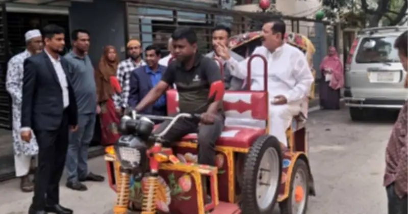 রাজশাহীতে রিকশায় চলাচল করছেন ভূমিমন্ত্রী মিজানুর রহমান মিনু, নিরাপত্তা প্রটোকল নেই
