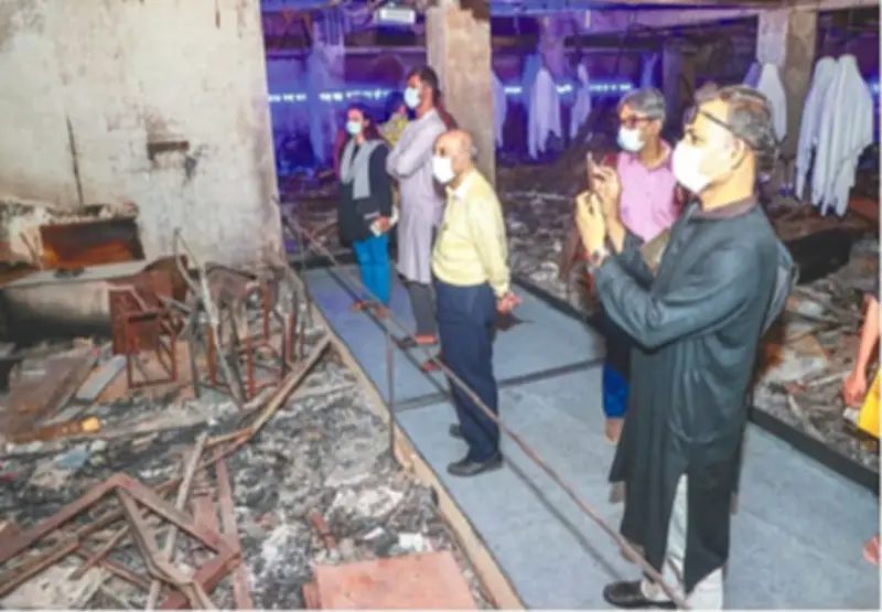 প্রথম আলোর অগ্নিদগ্ধ ভবনে 'আলো' প্রদর্শনী: ধ্বংসের মাঝে শিল্পের জাগরণ