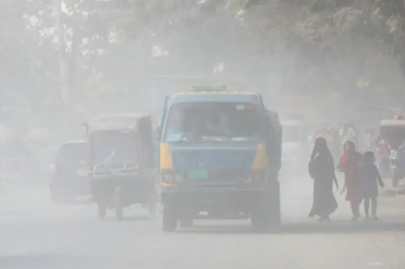 বায়ুদূষণে শীর্ষে ঢাকা, খুলনায় মান ৫৩৭, হেমায়েতপুরে ৬৬৭