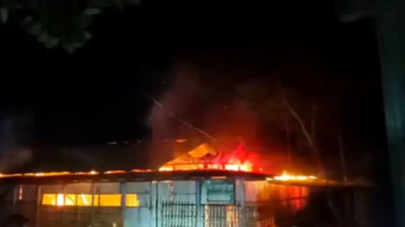 মধ্যরাতে মসজিদে আগুন, নড়াইলে সংঘর্ষে নিহত ৩: ভারতের নতুন সরকারের প্রতি আগ্রহ