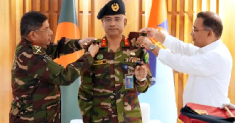 প্রধানমন্ত্রী তারেক রহমান ডিজিএফআই মহাপরিচালক কায়সার রশিদ চৌধুরীকে মেজর জেনারেল র‍্যাংক ব্যাজ পরিয়েছেন