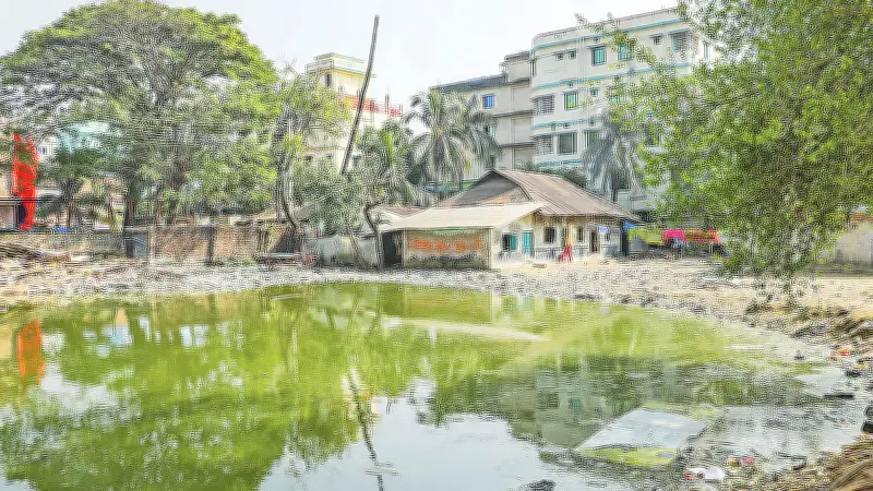 চট্টগ্রাম নগরে পুকুর ভরাট: হারিয়ে যাচ্ছে জলাধার, বাড়ছে পরিবেশ সংকট