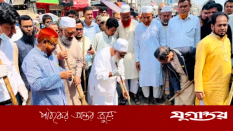 শাহজাহান চৌধুরীর পরিচ্ছন্নতা অভিযান: লোহাগাড়ায় ঝাড়ু হাতে সড়ক পরিষ্কার