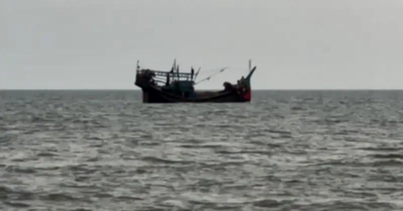 বঙ্গোপসাগরে জলদস্যুদের গুলিতে দুই জেলে আহত, ঘটনাস্থলে ট্রলারে গুলির চিহ্ন