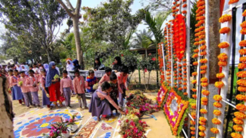 রাজশাহীর গ্রামীণ বিদ্যালয়ে শিক্ষার্থীদের হাতে তৈরি শহীদ মিনারে ভাষা দিবস উদযাপন