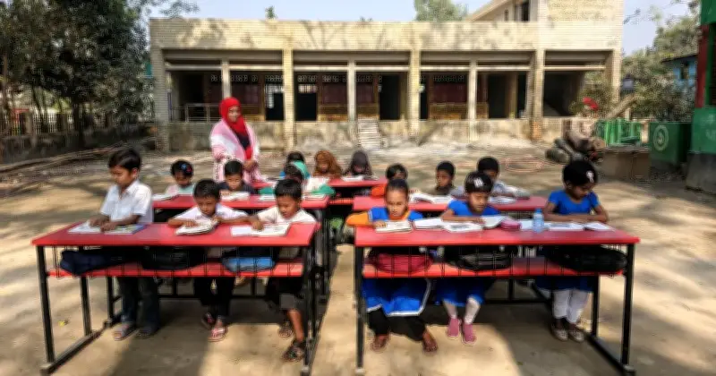 জামালপুরের প্রাথমিক বিদ্যালয়ে শ্রেণিকক্ষ সংকট: শিক্ষার্থীদের খোলা মাঠে পাঠদান