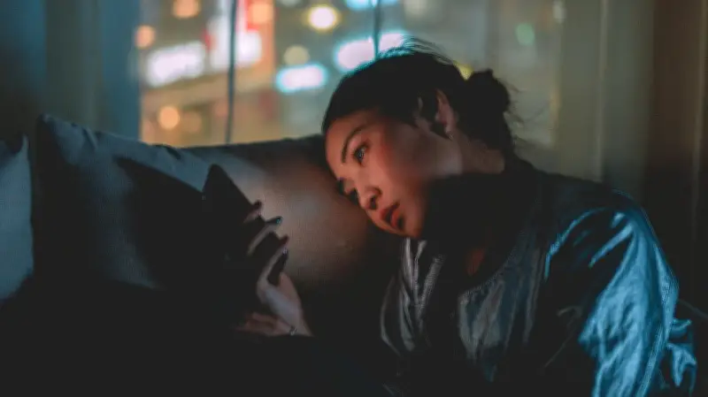 নোটিফিকেশন অ্যাংজাইটি: সামাজিক মাধ্যমের নোটিফিকেশন থেকে মানসিক উদ্বেগের কারণ ও লক্ষণ