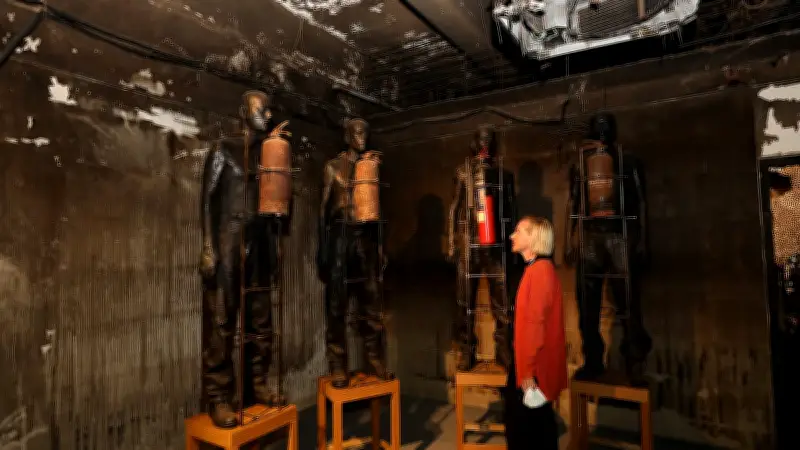 প্রথম আলোর ওপর হামলার শিল্পকর্ম প্রদর্শনীতে দর্শনার্থীদের সমাবেশ