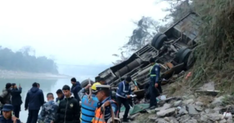 নেপালের পাহাড়ি এলাকায় বাস দুর্ঘটনায় ১৯ জনের মৃত্যু, ব্রিটিশ পর্যটকও নিহত
