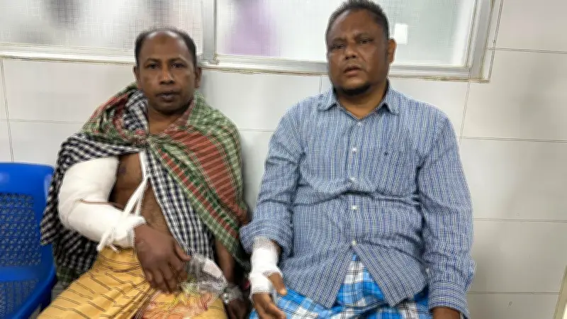 চকরিয়ায় সাংবাদিকদের উপর নির্মম হামলা: অবৈধ বালু উত্তোলনের ছবি তোলার অভিযোগ