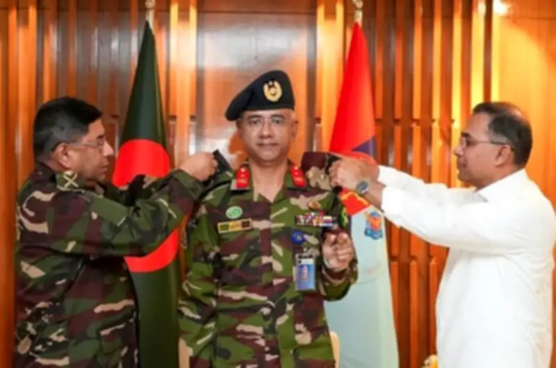 প্রধানমন্ত্রী ও সেনাপ্রধান ডিজিএফআইয়ের নতুন মহাপরিচালককে মেজর জেনারেল র‍্যাঙ্ক ব্যাজ পরিয়ে দিলেন