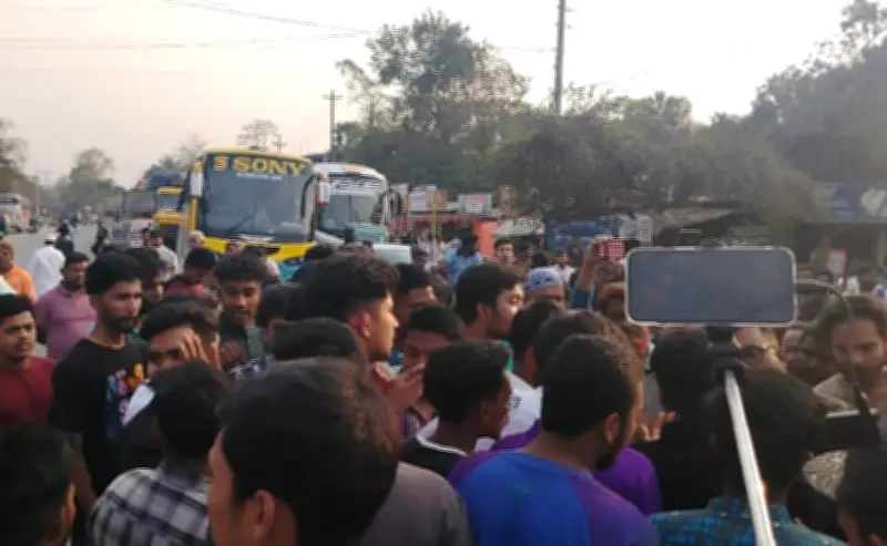 নাটোরে কলেজছাত্রের আত্মহত্যা: তদন্ত কমিটি গঠন, শিক্ষার্থীদের মহাসড়ক অবরোধ