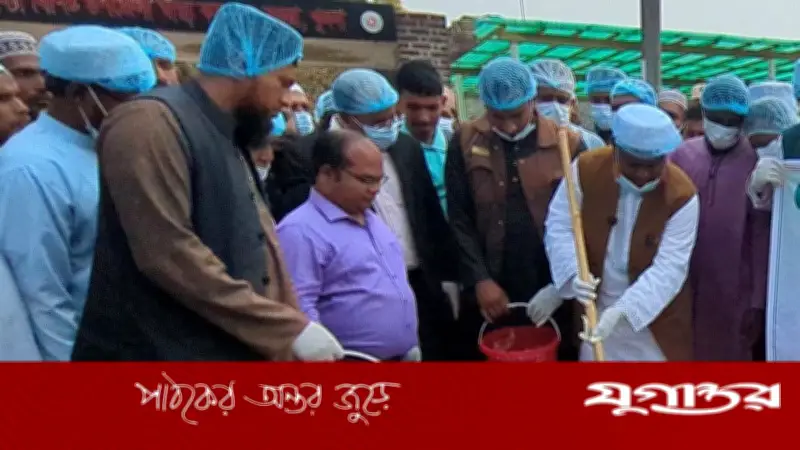 এমপি আজাদ নিজ হাতে হাসপাতাল পরিষ্কার করলেন, পরিচ্ছন্নতা অভিযানের উদ্বোধন