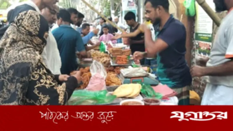 উত্তরার মোড়ে মোড়ে ইফতারির জমজমাট বেচাকেনা, ব্যস্ত বিক্রেতা ও ক্রেতারা