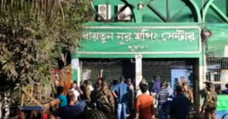 খুলনার বাইতুন নূর শপিং সেন্টারে অগ্নিকাণ্ড, ১০-১২ দোকান ক্ষতিগ্রস্তের আশঙ্কা