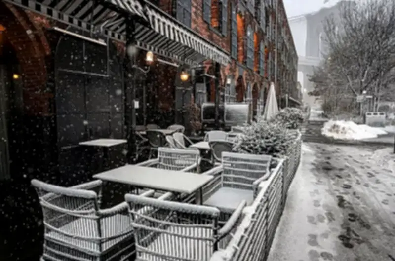 যুক্তরাষ্ট্রে তুষারঝড়ে বিপর্যস্ত জনজীবন, রেকর্ড তুষারে আটকে লাখো মানুষ